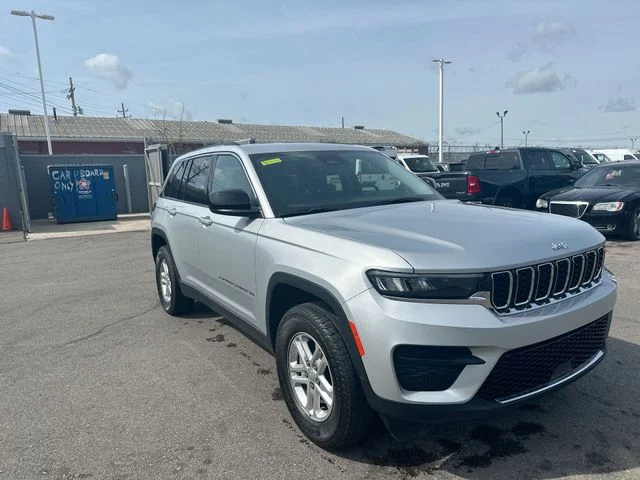 Used 2023 Silver Jeep Laredo image 11