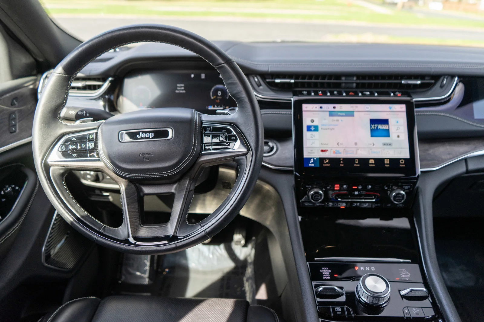 Used 2023 Midnight Sky Jeep Overland image 13