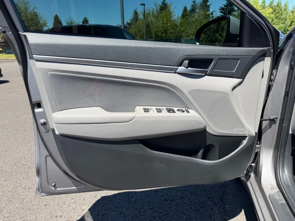 Used 2020 Fluid Metal Hyundai Value Edition image 11