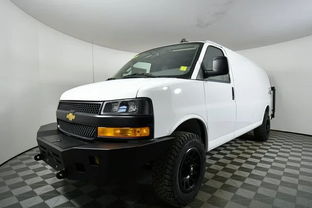 New 2025 Summit White Chevrolet WT image 6