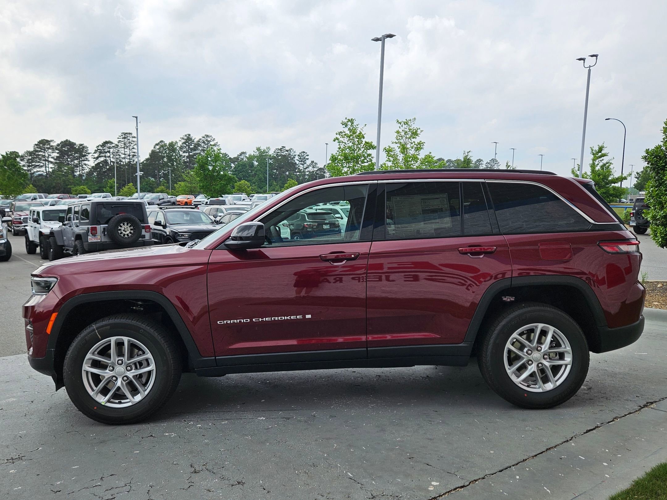New 2026 Velvet Red Pearl-Coat Exterior Paint Jeep Laredo image 4