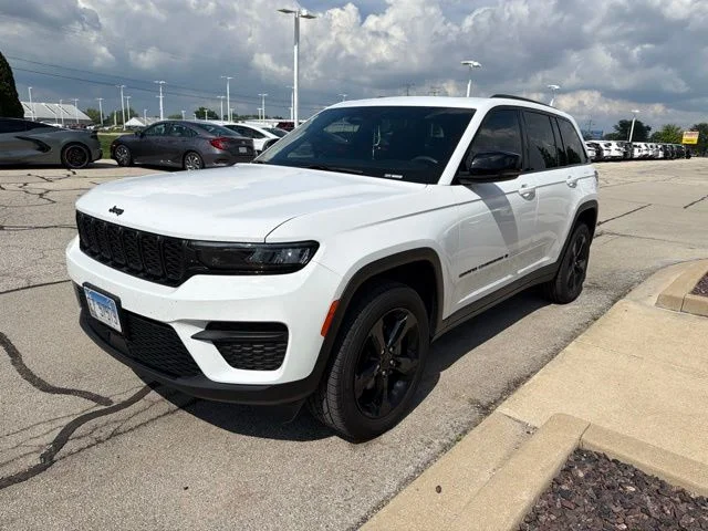 Used 2022 White Jeep Altitude image 8