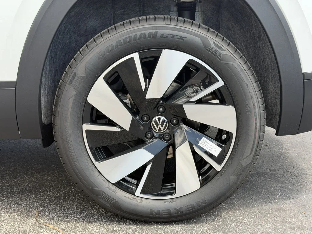 New 2026 White/off-white Volkswagen SE w/Technology image 11