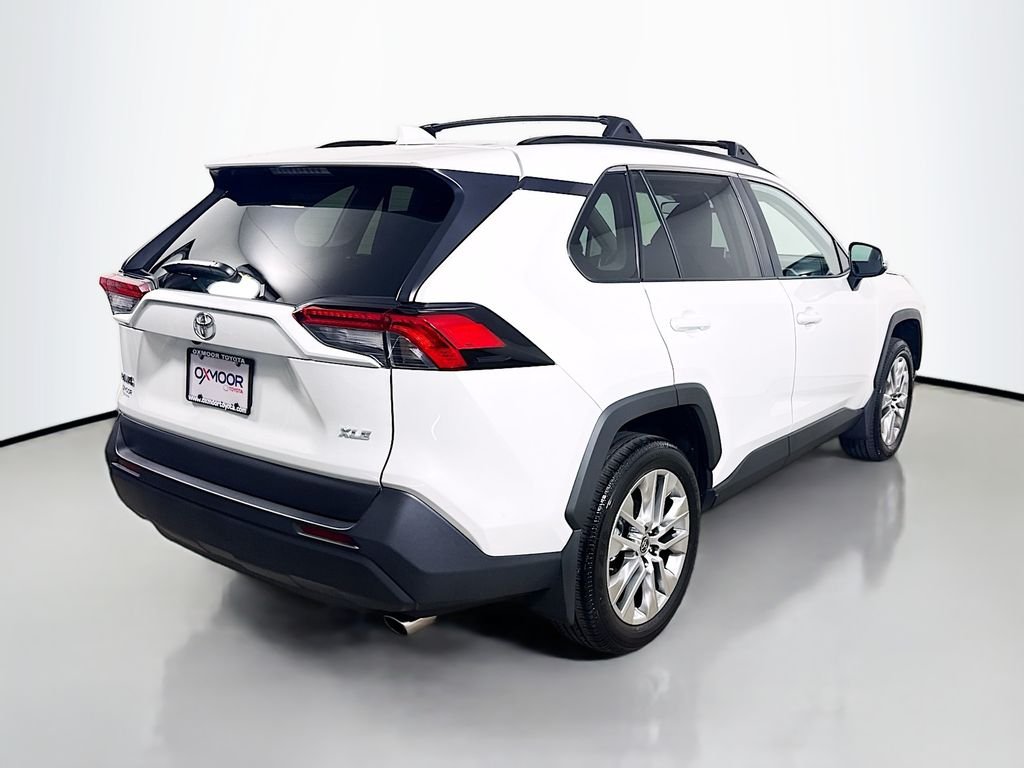 Used 2025 Wind Chill Pearl Toyota XLE Premium image 7