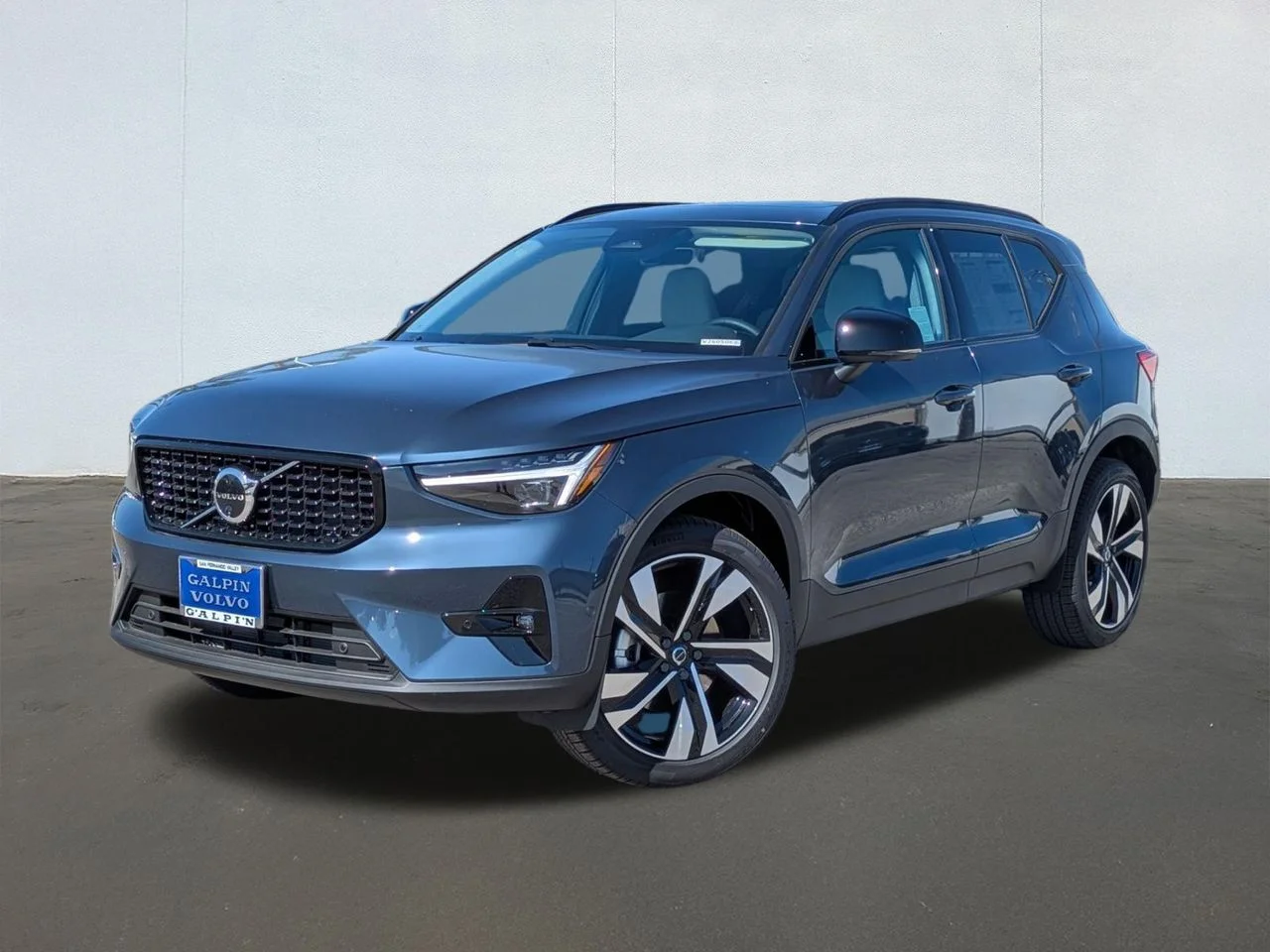 2026 Volvo XC40 B5 Plus Dark AWD's photo