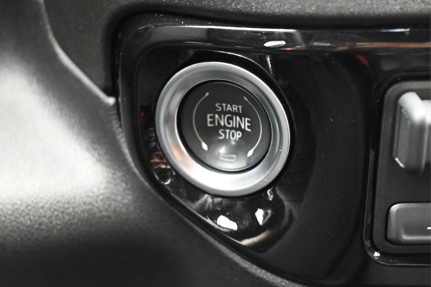 Used 2025 Summit White Chevrolet LT image 21