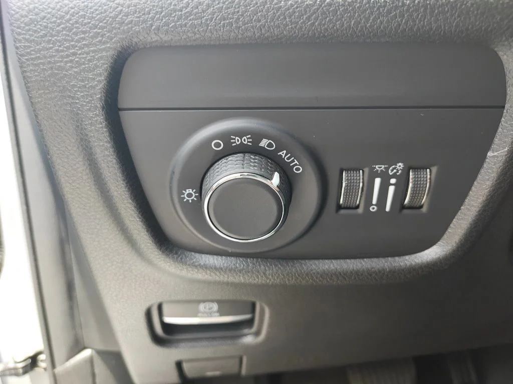 Used 2021 Silver Jeep Altitude image 14