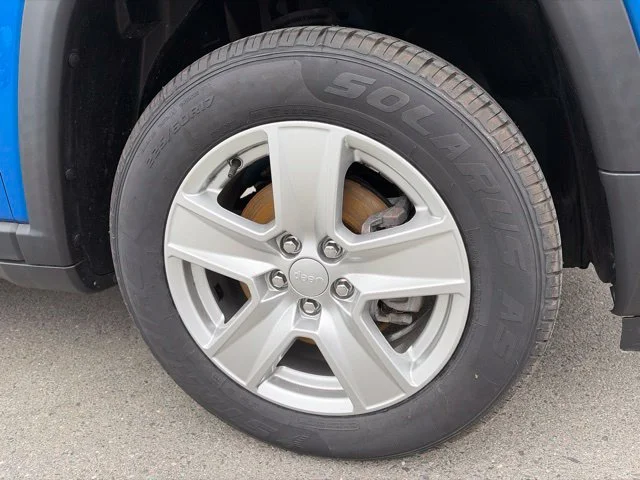 Used 2022 Blue Jeep Latitude image 4