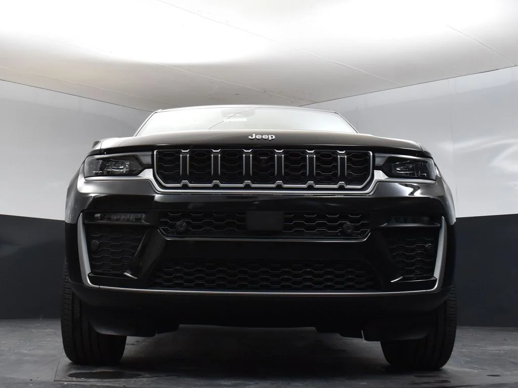 New 2026 Diamond Black Crystal Pearlcoat Jeep Limited image 28