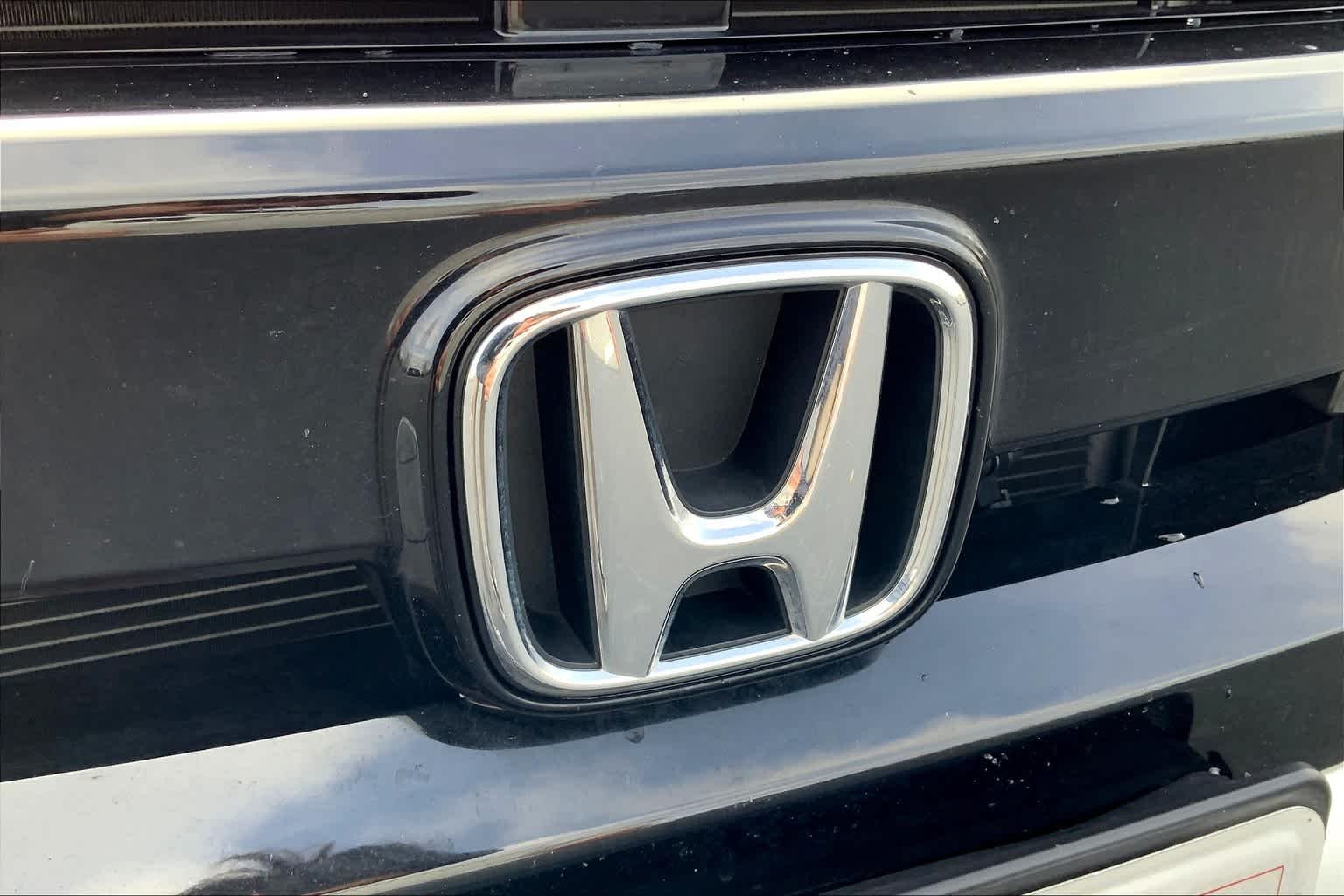 Used 2019 Platinum White Pearl Honda Sport image 28