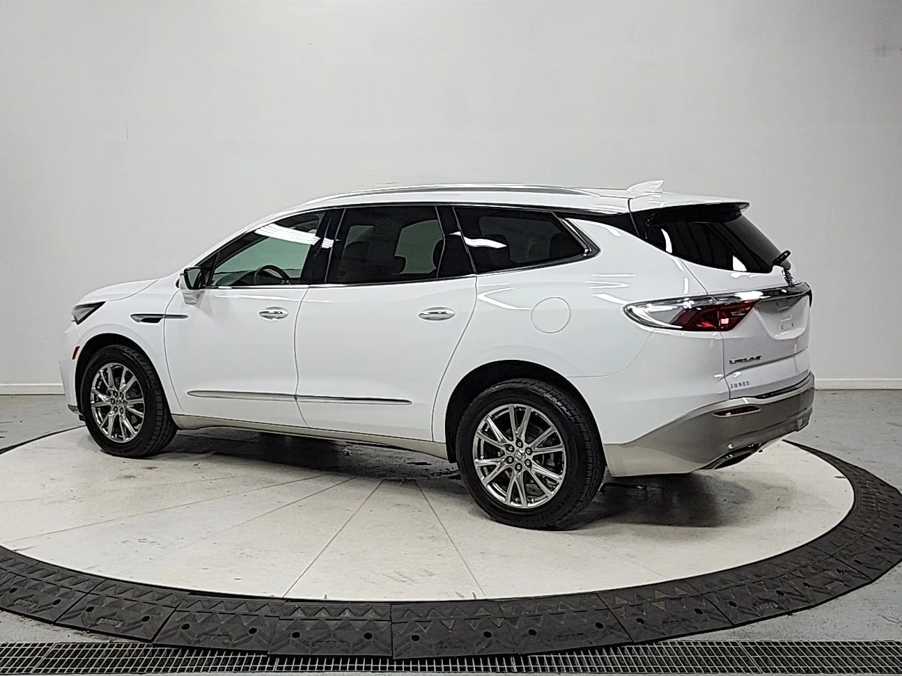 Used 2023 White Buick Essence image 5