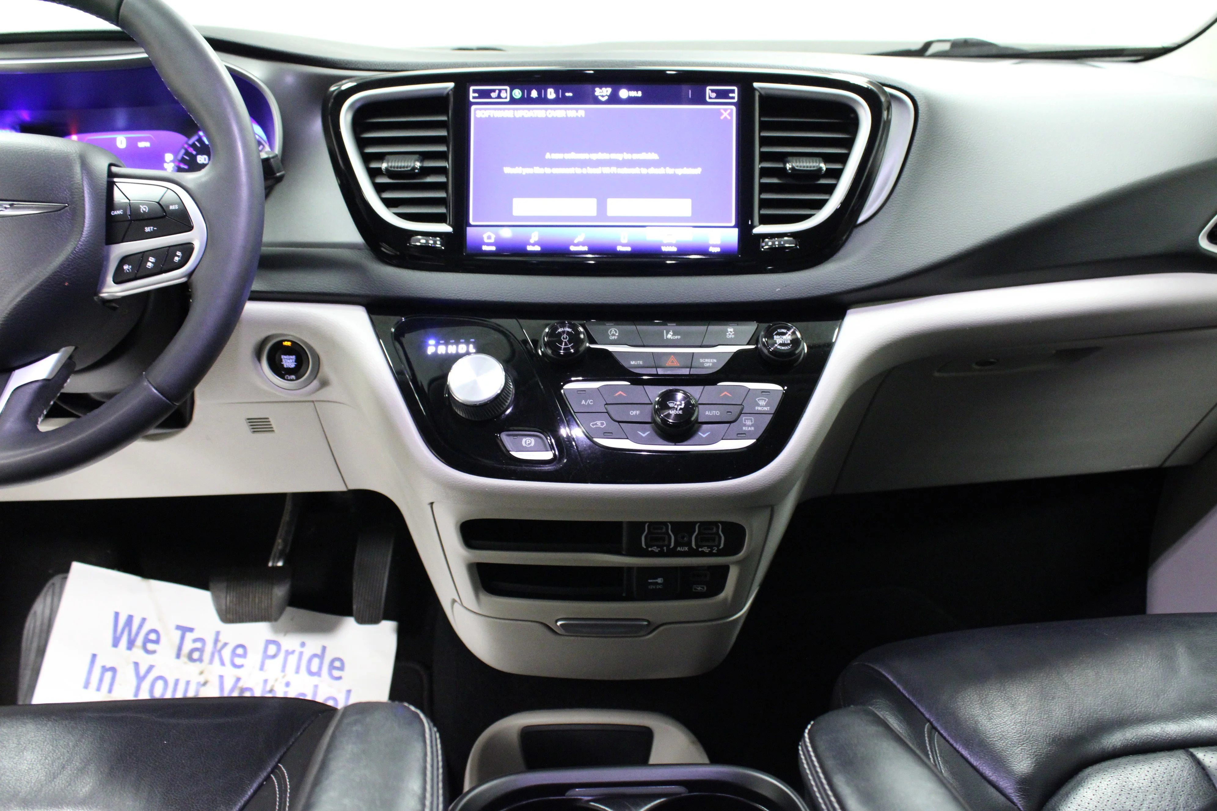 Used 2022 Bright White Clearcoat Chrysler Touring L image 19