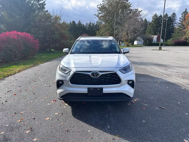 Used 2024 Off-white Toyota XLE image 8