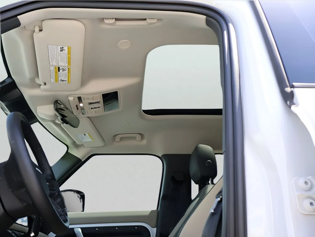 Used 2024 Fuji White Land Rover X-Dynamic SE image 38