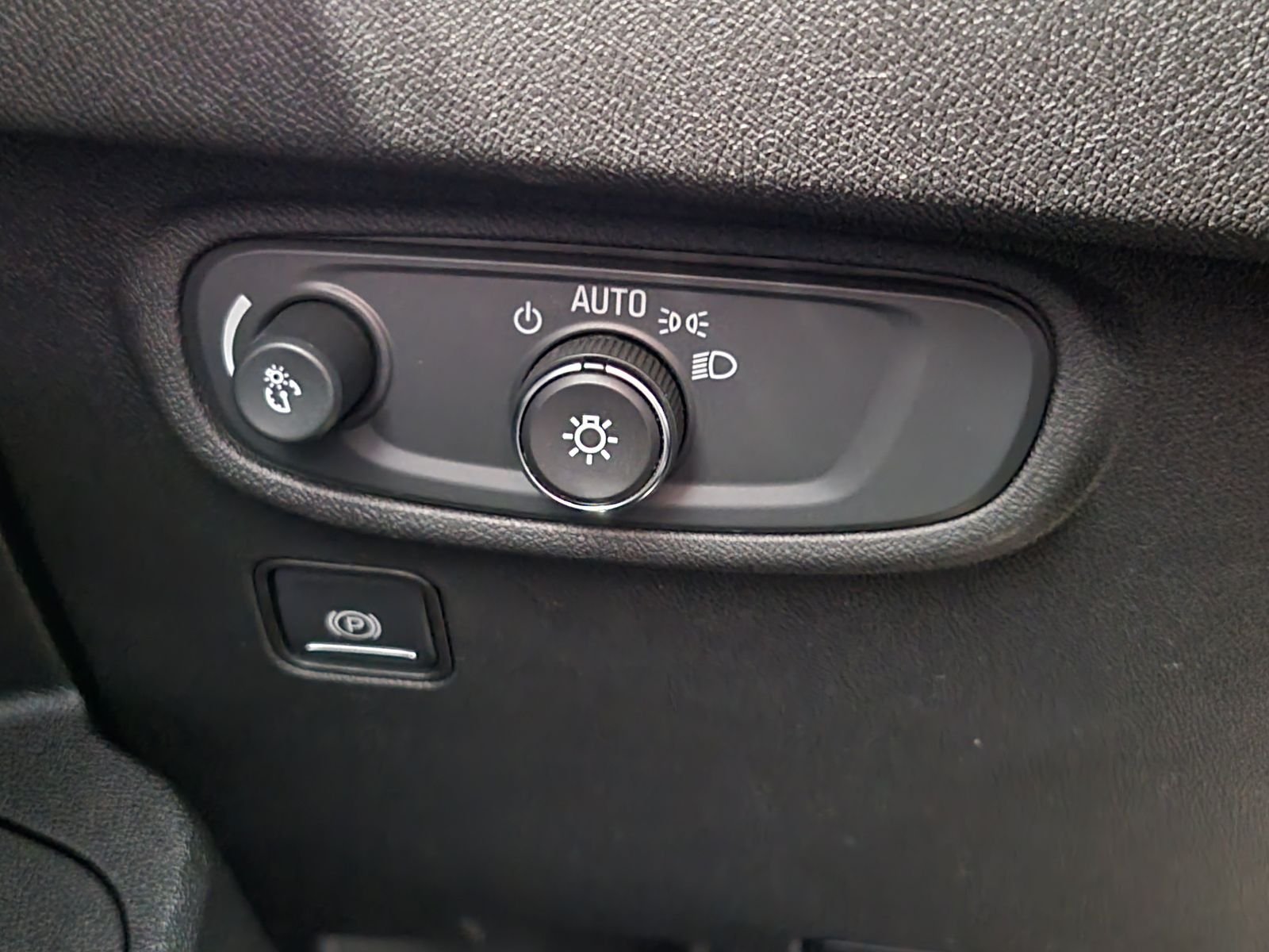 Used 2020 Black GMC SLE image 14