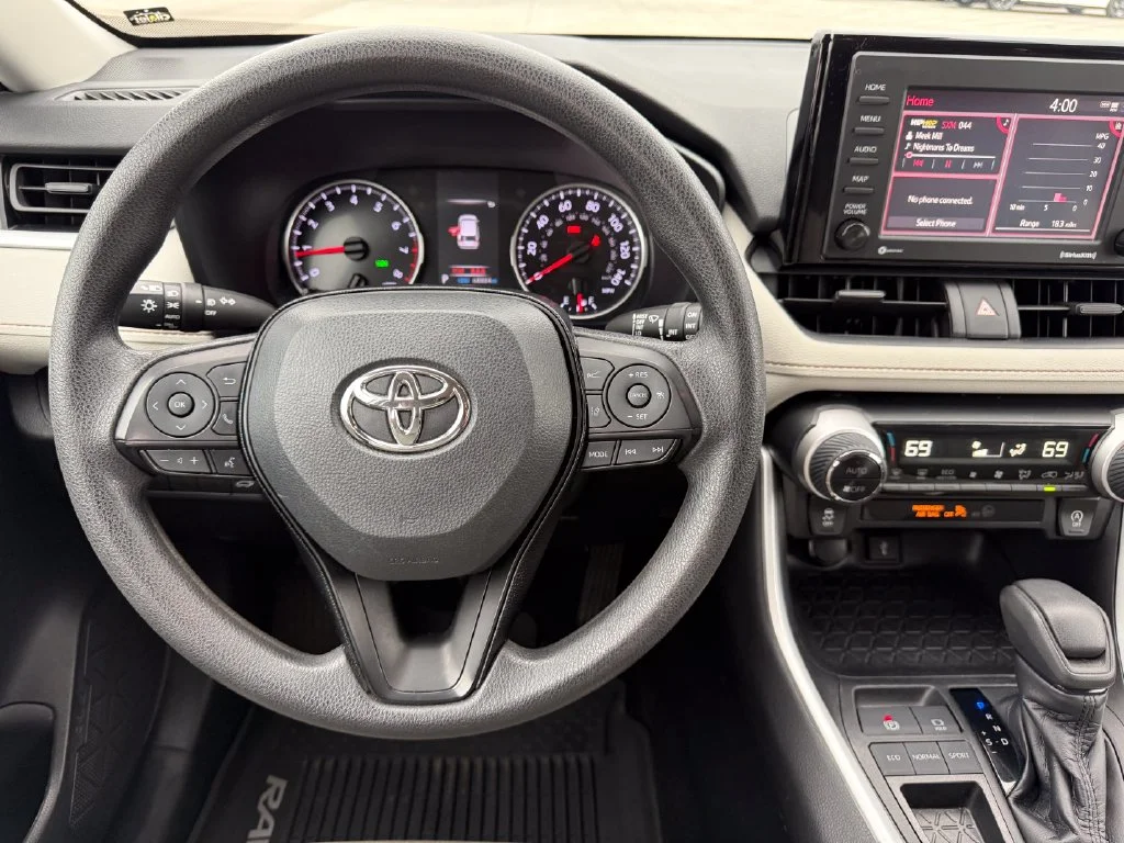 Used 2020 White Toyota XLE image 9