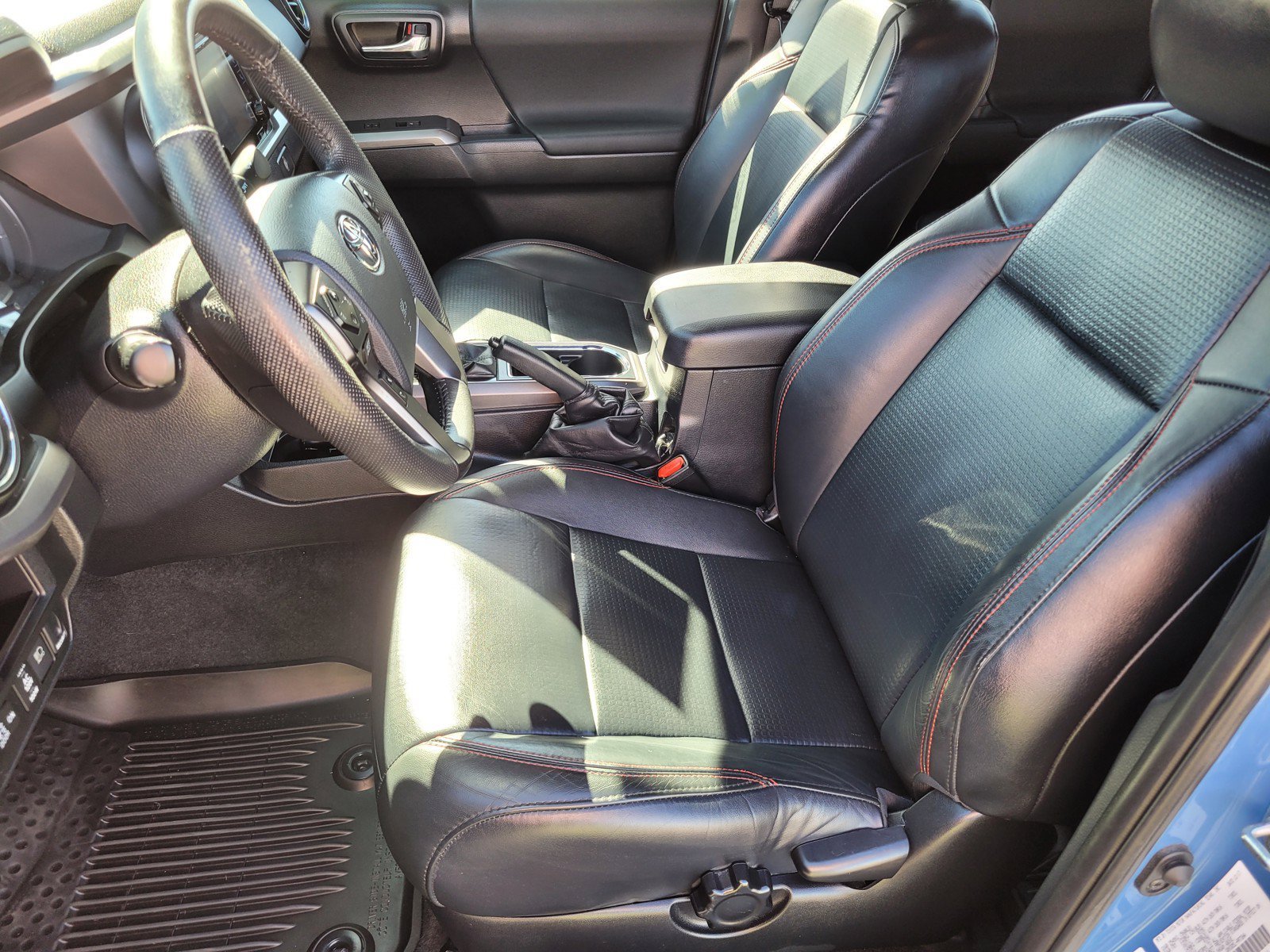 Used 2018  Toyota  image 16