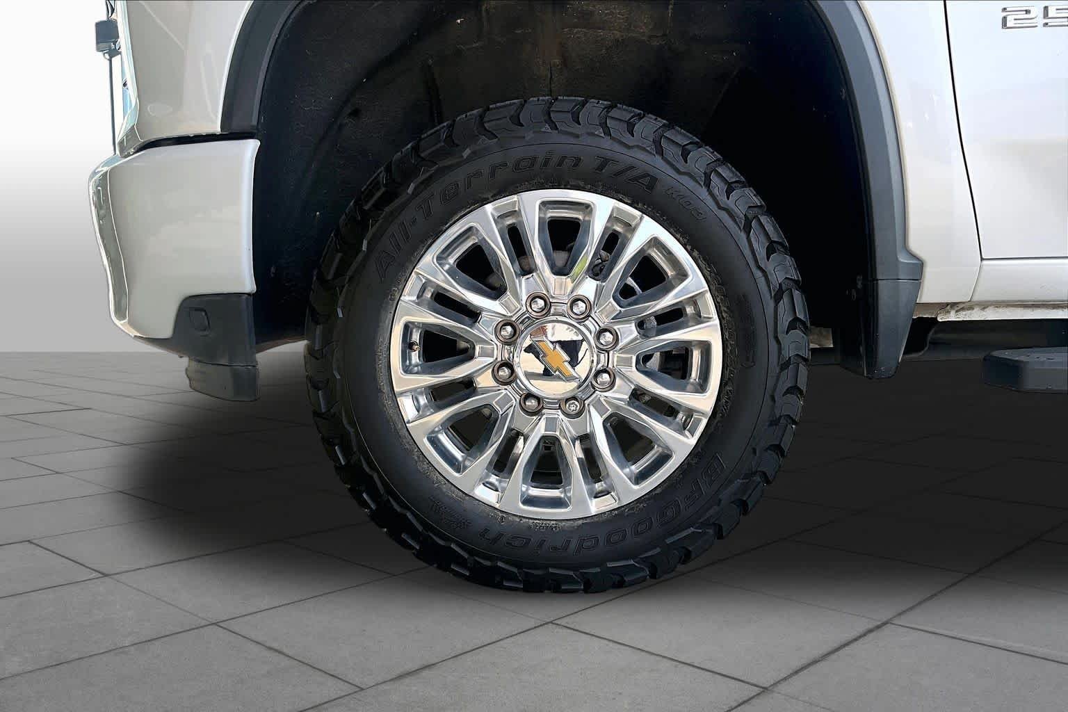 Used 2023 Iridescent Pearl Tricoat Chevrolet High Country image 11