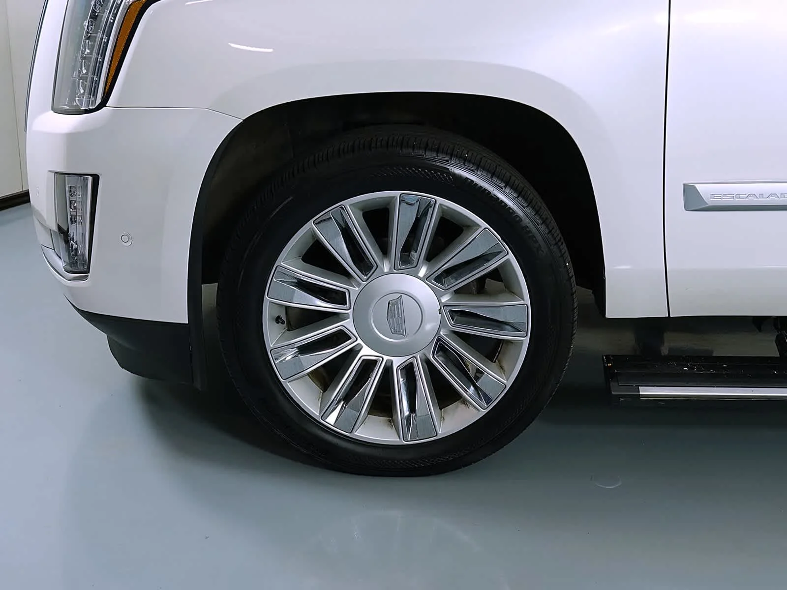 Used 2017 Crystal White Tricoat Cadillac Platinum image 9