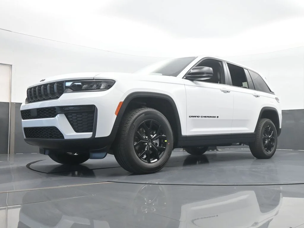 New 2026 Bright White Clear-Coat Exterior Paint Jeep Laredo image 54