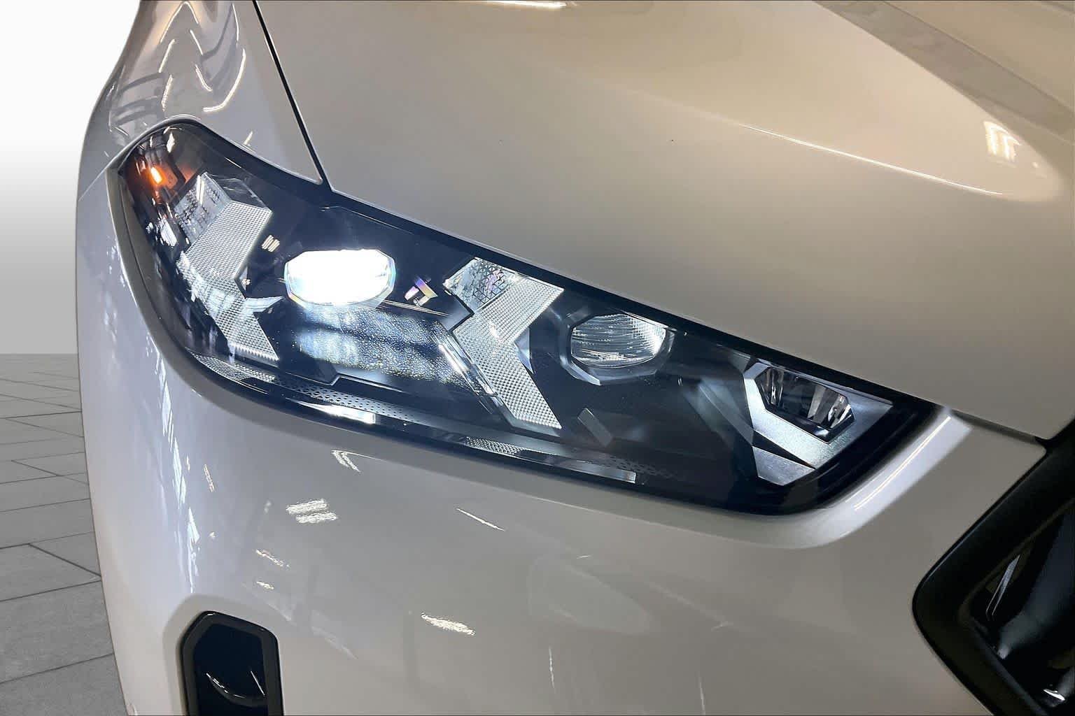 New 2027 Mineral White Metallic BMW xDrive40i image 13