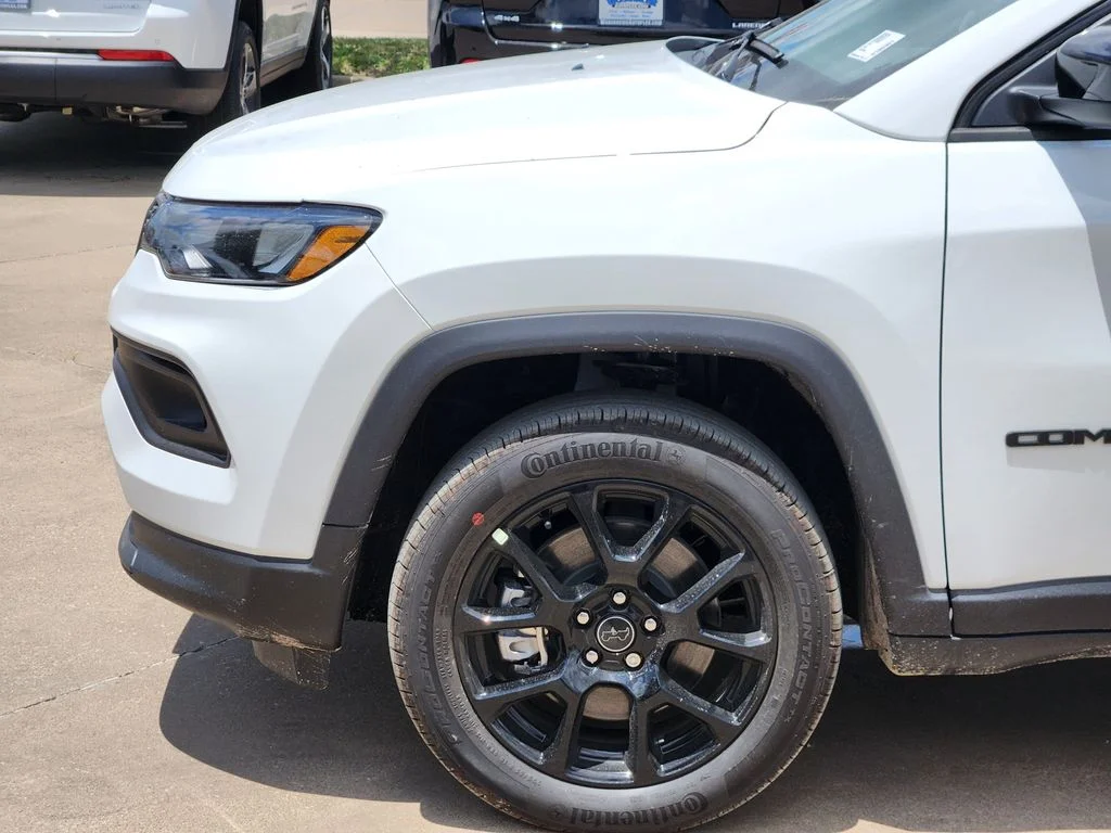 New 2026 Bright White Clear-Coat Exterior Paint Jeep Latitude image 6