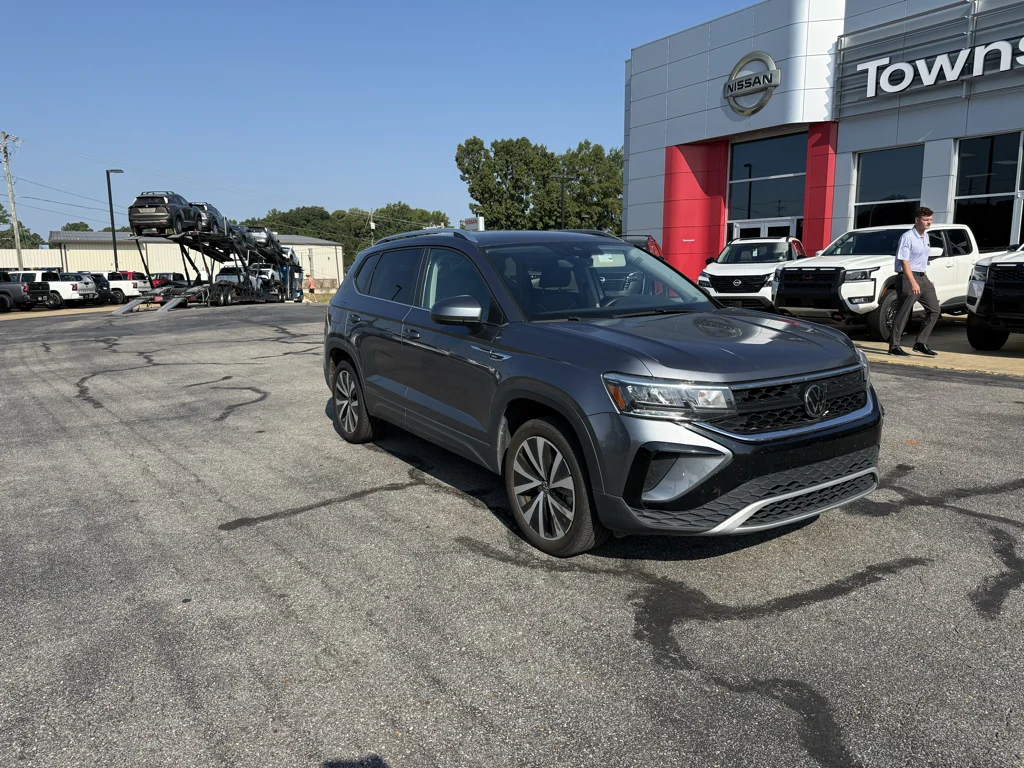Used 2024 Gray Volkswagen SE image 3