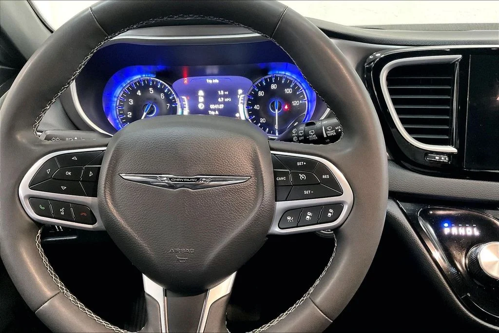 Used 2025 Black Chrysler Select image 17