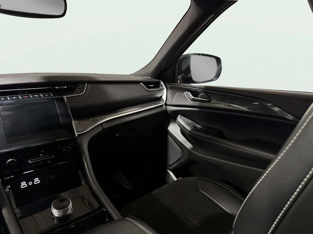 Used 2023 Black Jeep Altitude image 11