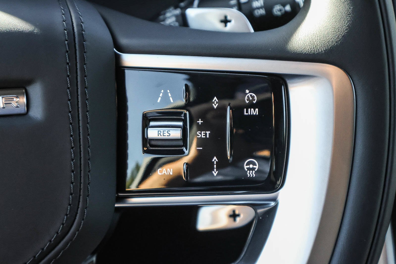 New 2026 Eiger Grey Land Rover SE image 31