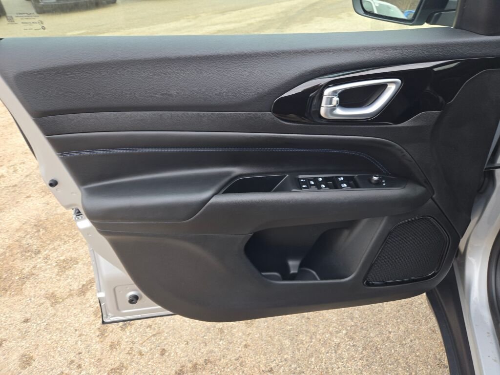 New 2026 Silver Zynith Metallic Clearcoat Jeep Latitude image 18
