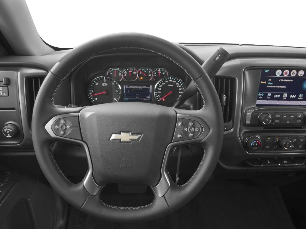 Used 2016 SILVER ICE METALLIC Chevrolet LT image 4