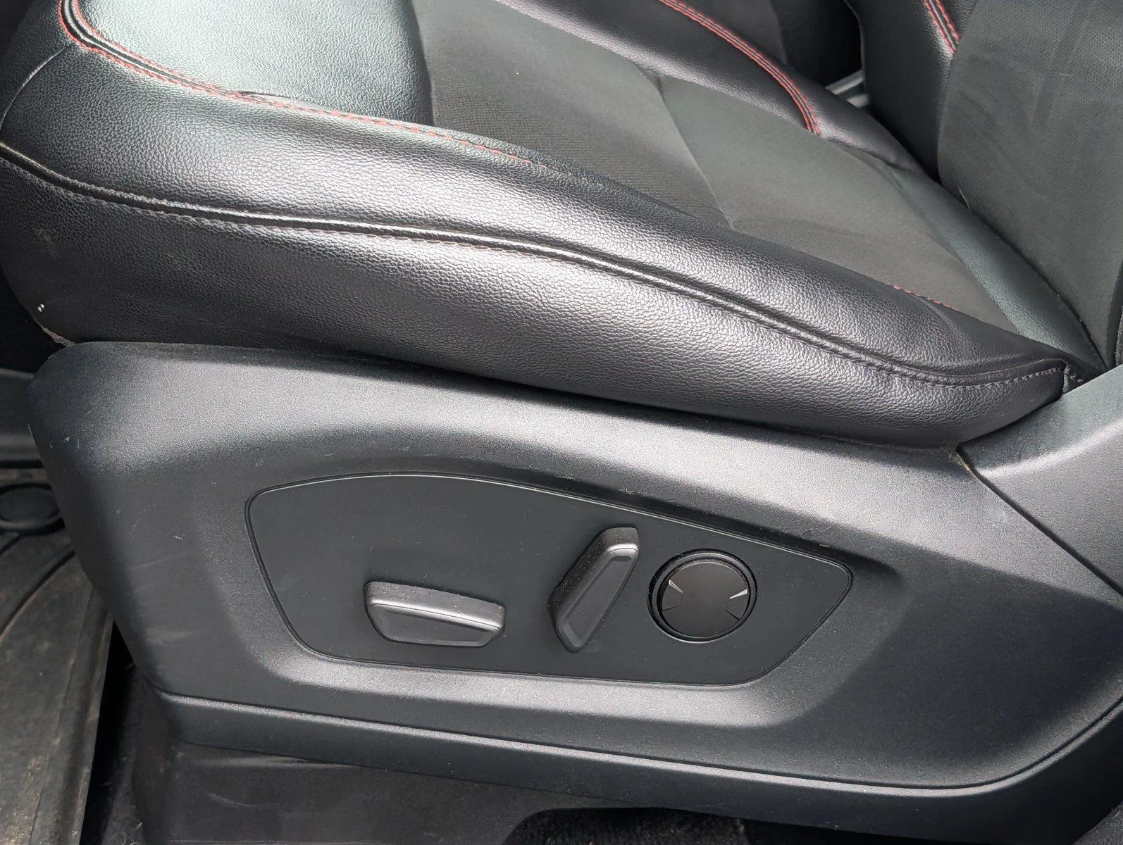 Used 2022 Star White Metallic Tri-Coat Ford ST-Line image 12