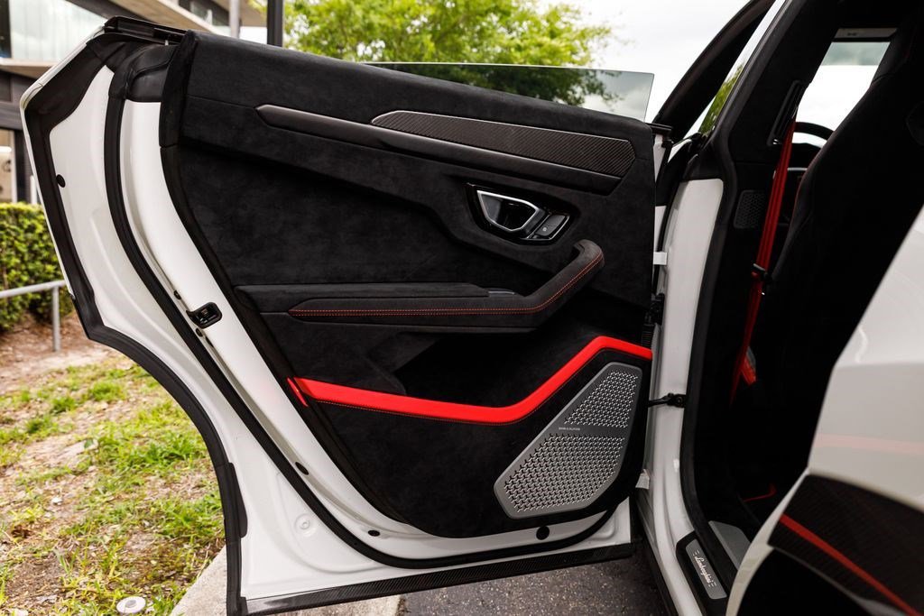 Used 2024 White Lamborghini Performante image 19