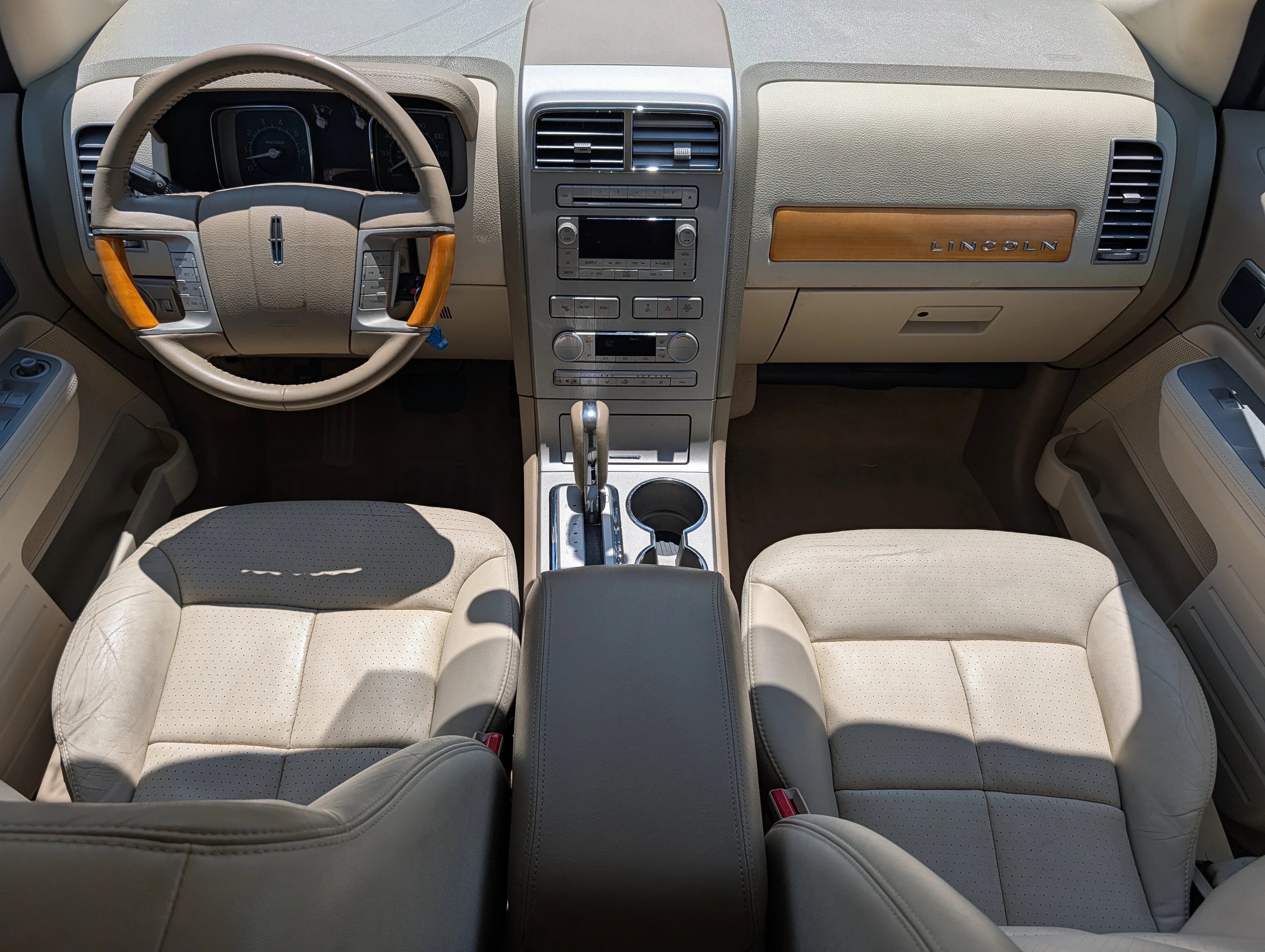 Used 2007 Pewter Metallic Lincoln  image 10