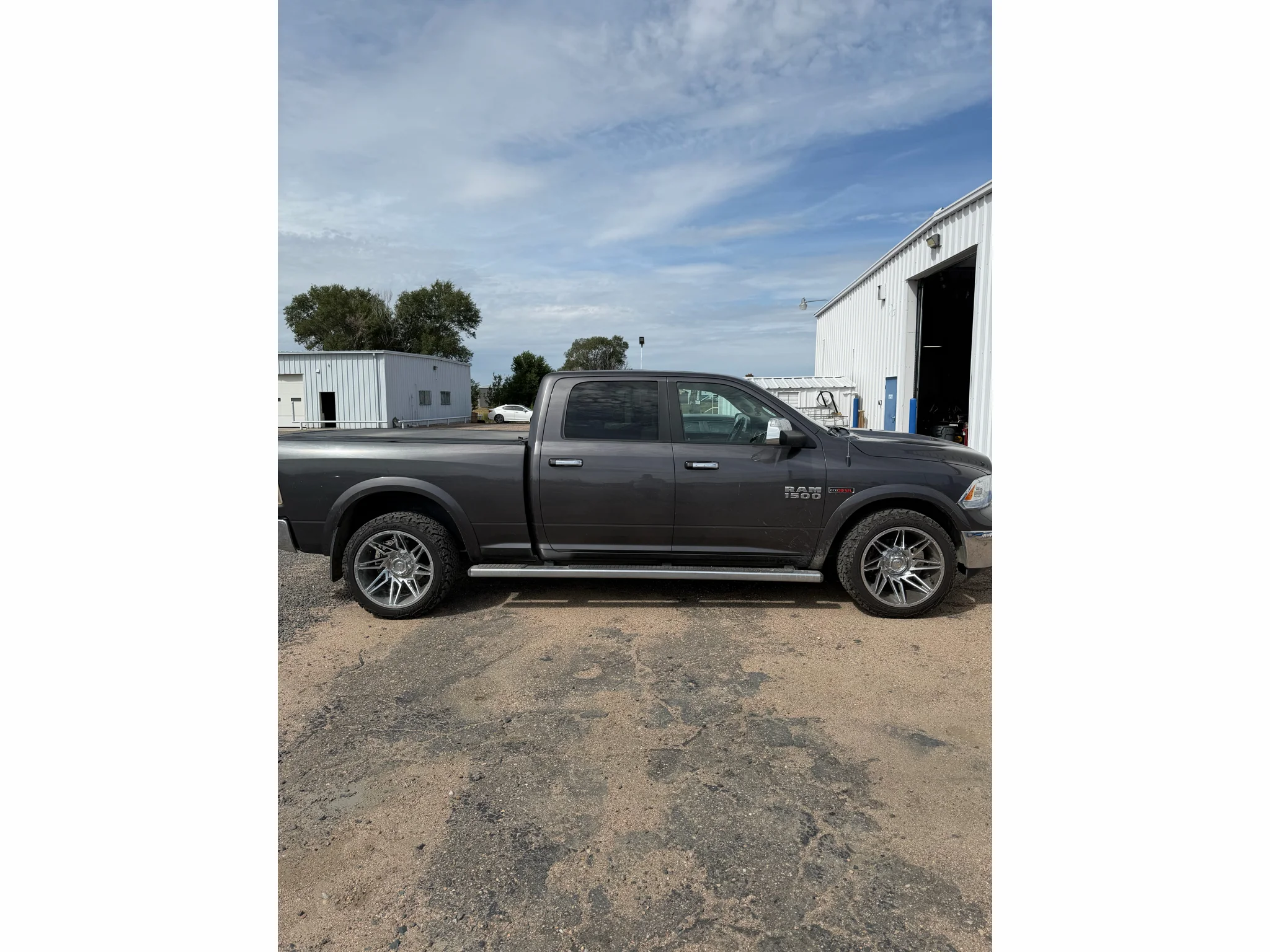 Used 2016 Granite Crystal Metallic Clearcoat Ram Laramie image 33