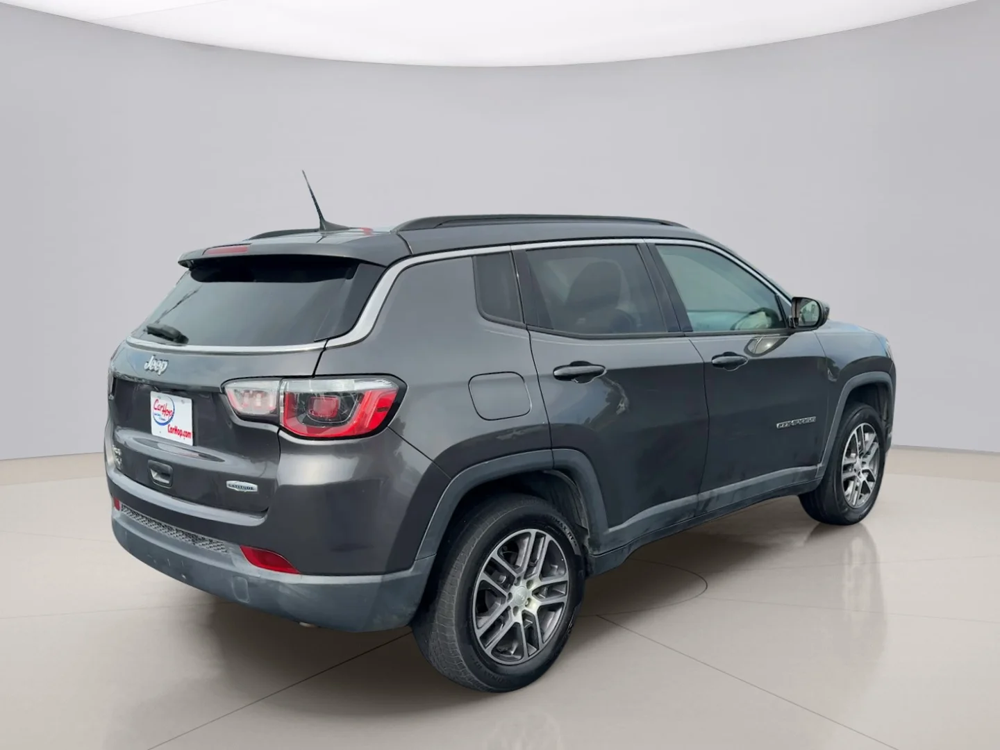 Used 2018 Gray Jeep LATITUDE image 5