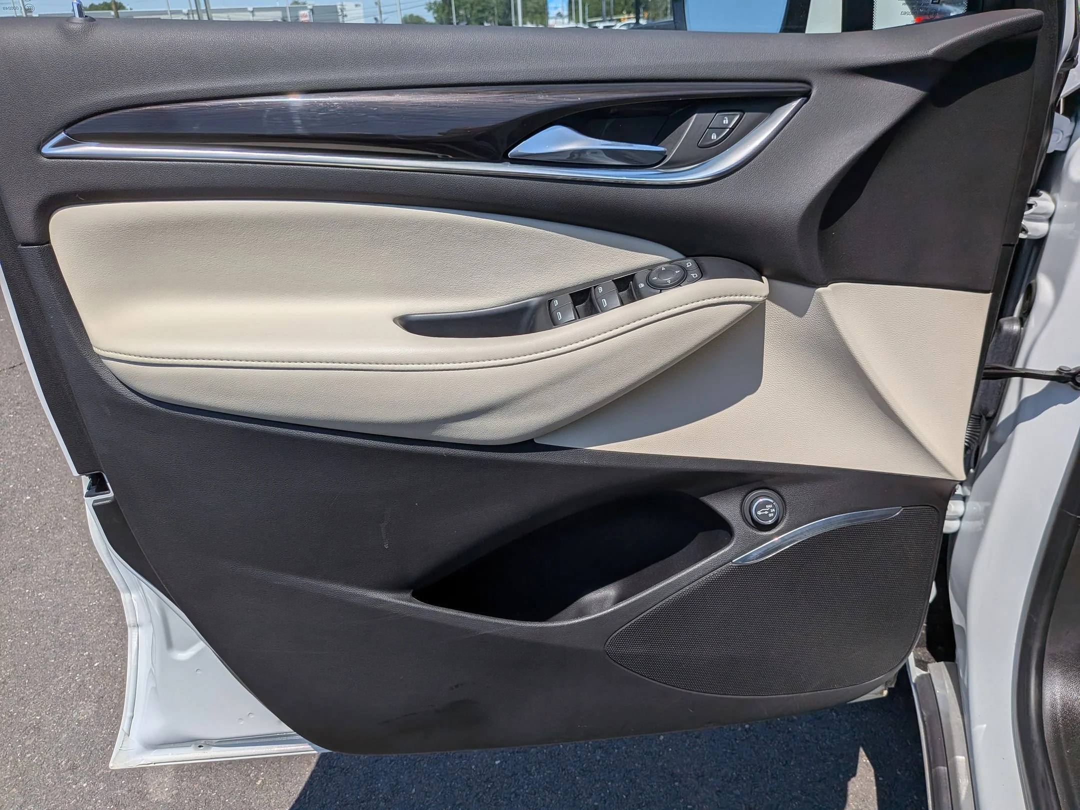 Used 2023 Summit White Buick Essence image 21