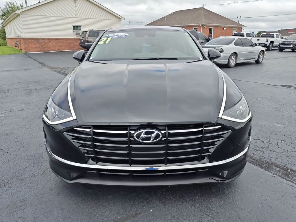 Used 2021 Black Hyundai SE image 8