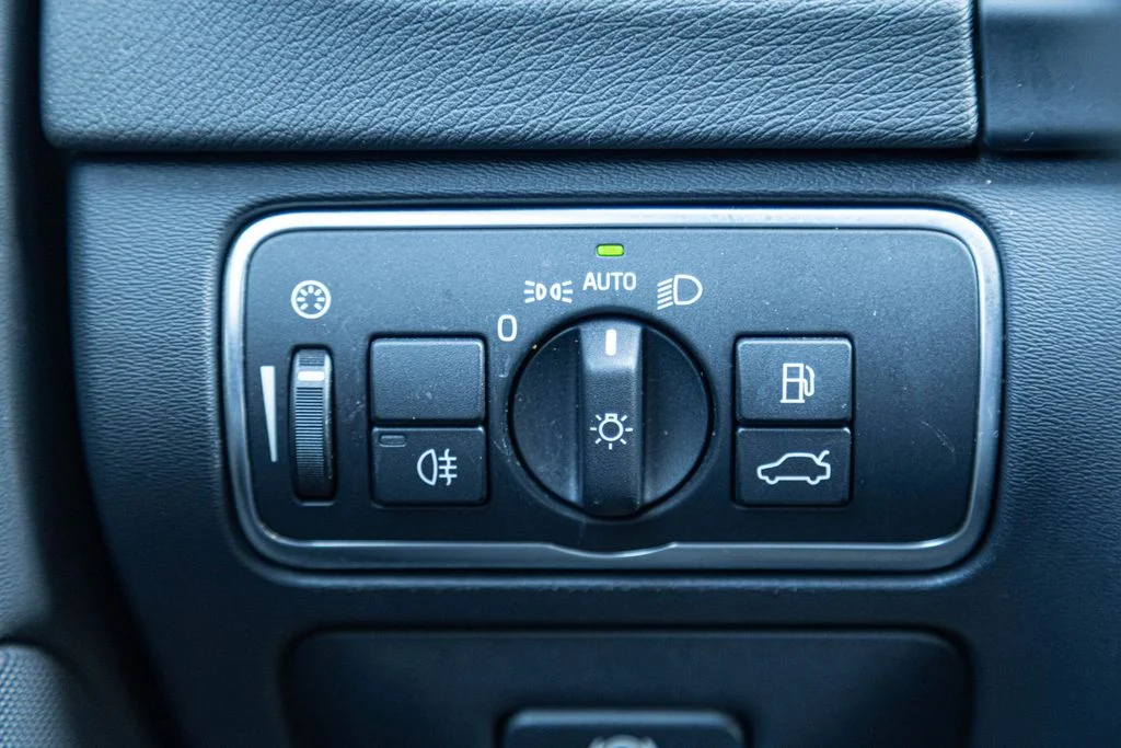 Used 2015 Blue Volvo T5 Premier image 24