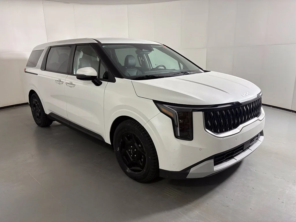 Used 2025 White Kia LXS image 2