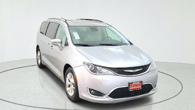Used 2017 Silver Chrysler Limited image 2