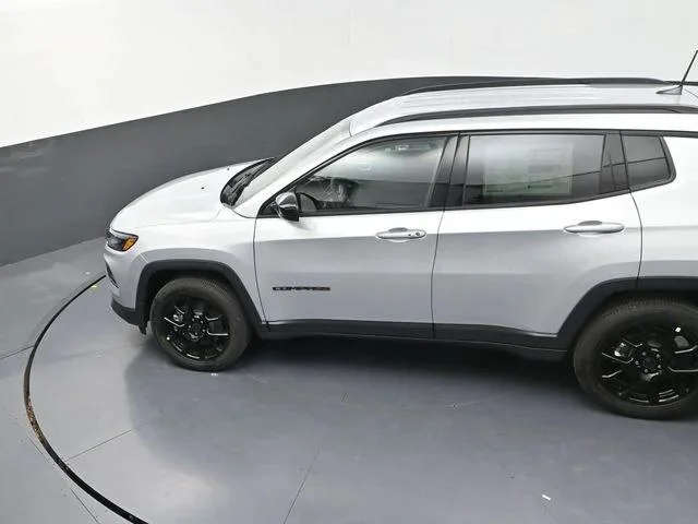 New 2026 Silver Zynith Metallic Clear-Coat Exterior Paint Jeep Latitude image 15