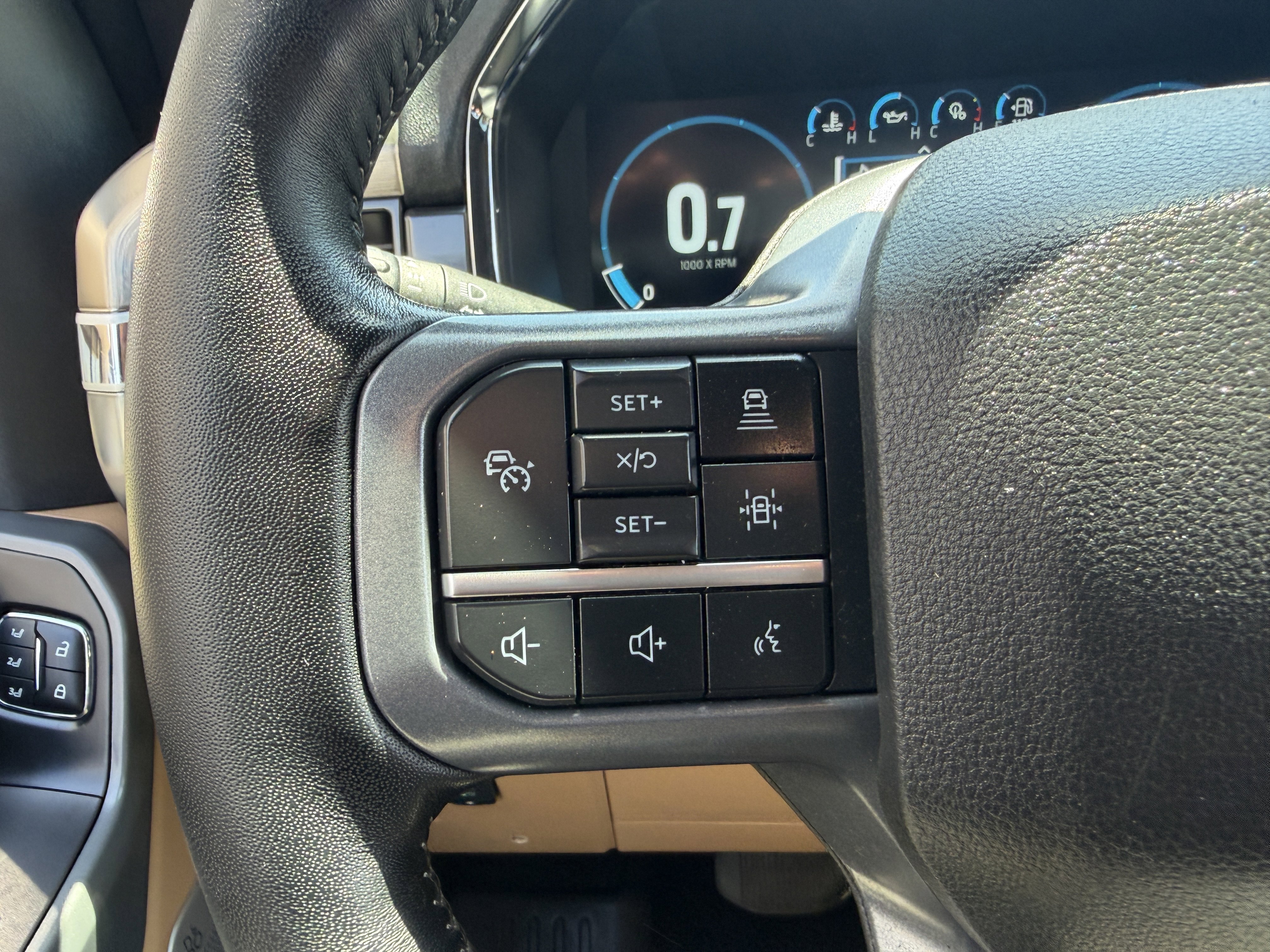 Used 2023 Oxford White Ford LARIAT image 41