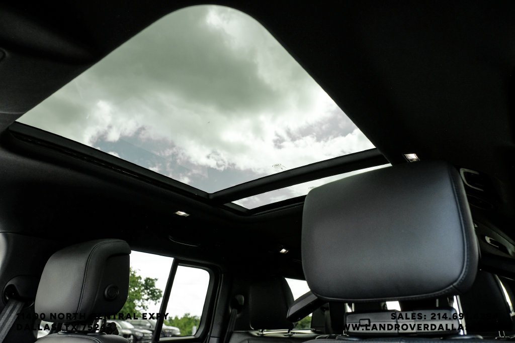 Used 2025 Black Land Rover X-Dynamic SE image 28