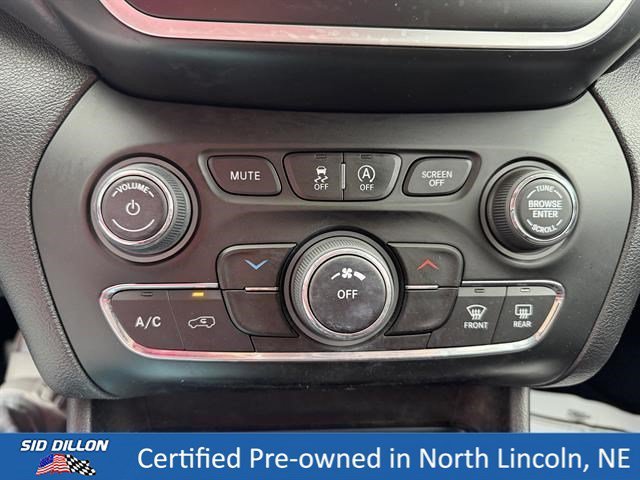 Used 2020 Light Brownstone Pearlcoat Jeep Latitude image 16
