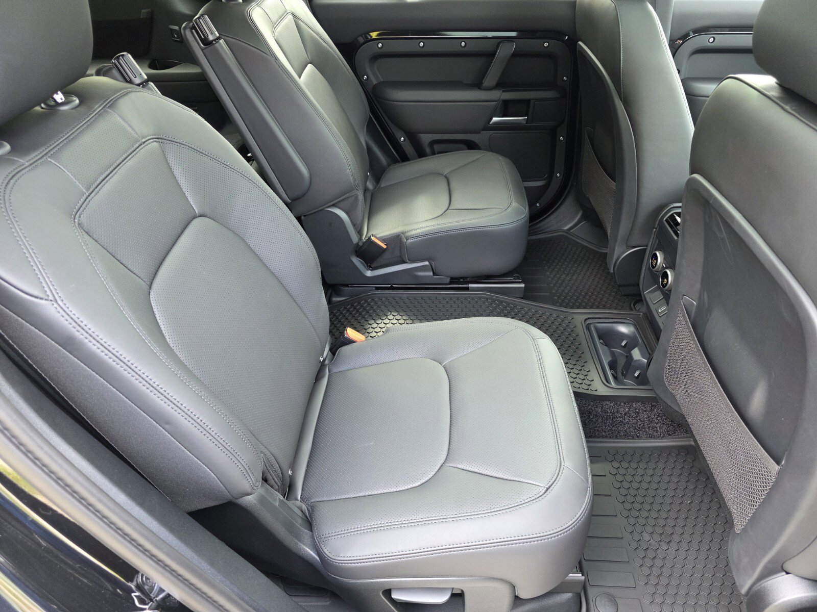 New 2026 Santorini Black Land Rover P400 X-Dynamic SE image 5