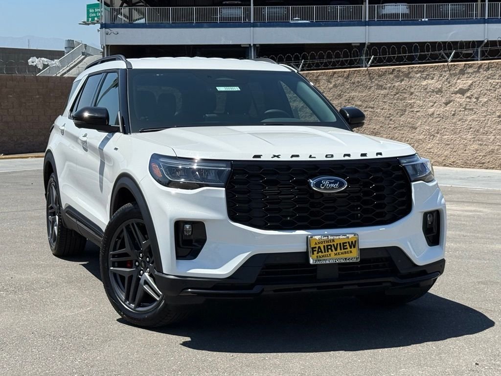 New 2026 Star White Metallic Tri-Coat Ford ST-Line image 2