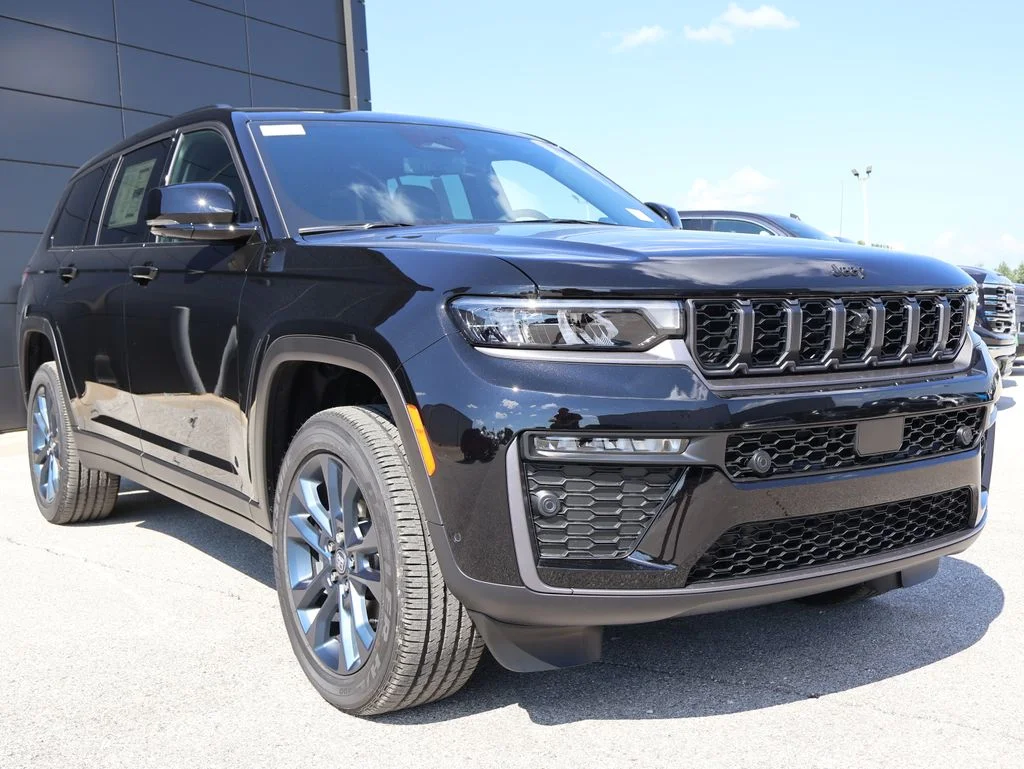 New 2026 Diamond Black Crystal Pearl-Coat Exterior Paint Jeep  image 6