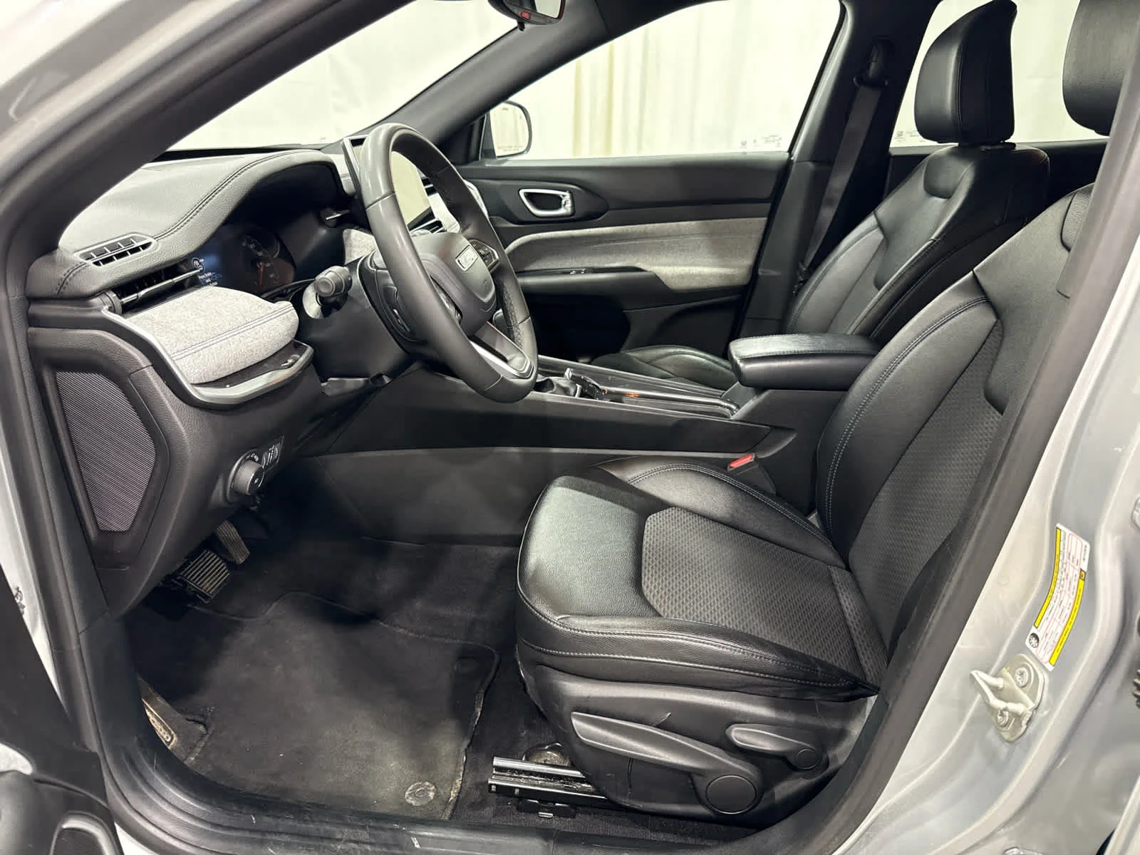 Used 2024 Sil/silver Jeep Latitude image 11